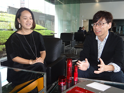 DMゼロの田村雅樹社長（写真右）とディセンシアCRM統括部の山下慶子部長