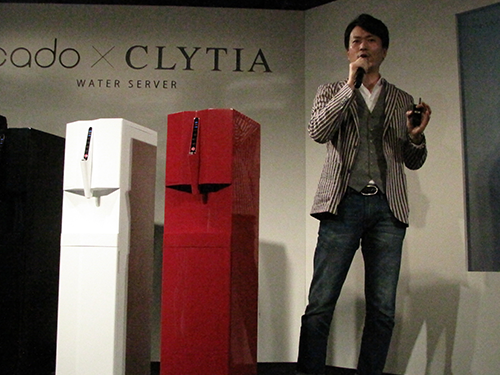 ウォーターサーバーのデザインを説明するカドーの鈴木健副社長