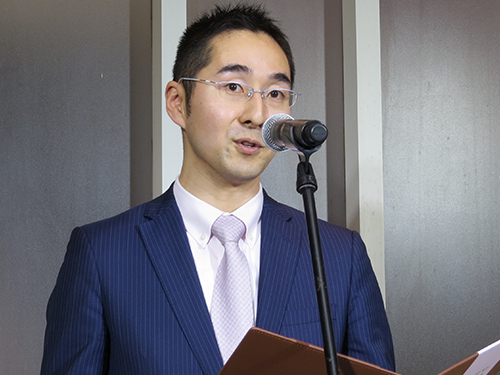 オープニングレセプションであいさつする萩原吉晃社長
