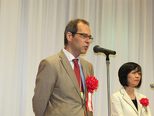 あいさつするオットージャパンのベルンハルト・シェフラー会長兼社長兼ＣＥＯ