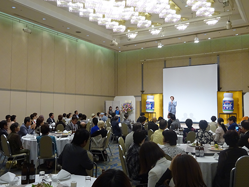 「設立8周年記念コンペンション」のようす