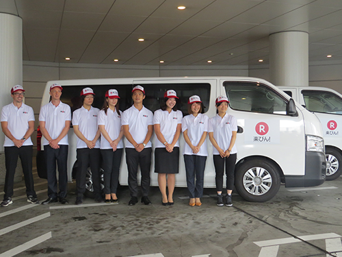「楽びん」の配送車と配送スタッフ