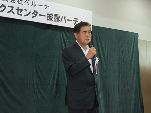 披露パーティーであいさつする安野清社長