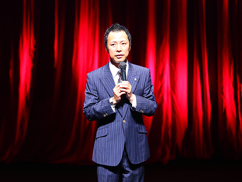 あいさつする藤原誠社長