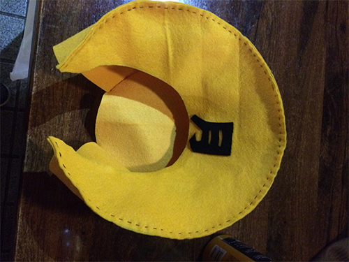 当日配られたかぶり物にも月の文字