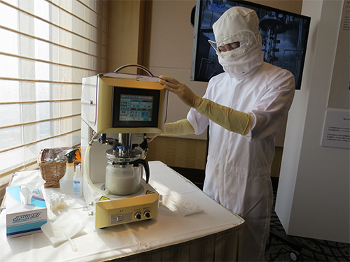 懇親会の会場で乳液を乳化させる実験装置を展示