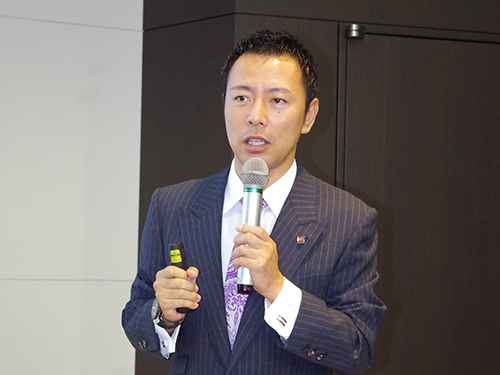 あいさつする藤原誠社長