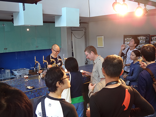 参加者は醸造タンクを間近で見学