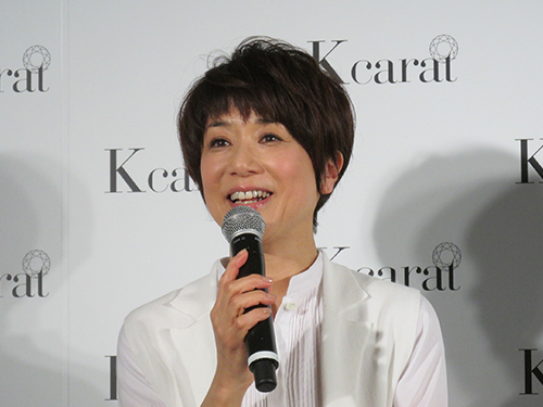 新店舗のオープニングイベントでブランド観を説明する黒田知永子さん