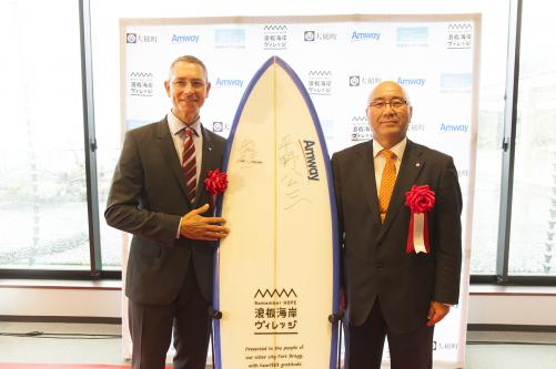 オープニングセレモニーの様子（写真左＝ピーター・ストライダム社長）