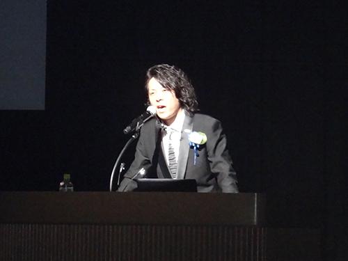 あいさつする葉室一政社長