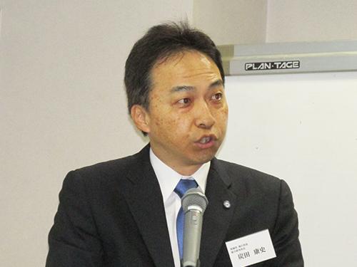 見学会の冒頭であいさつするファンケル取締役執行役員・炭田康史総合研究所長
