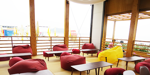 海の家「Ｒａｋｕｔｅｎ　Ｂｅａｃｈ　ＣＡＦＥ」の内装