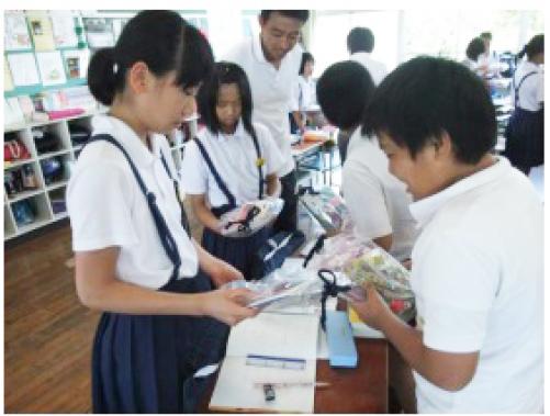 被災地の児童に計４４００に及ぶ文具セットを届けた