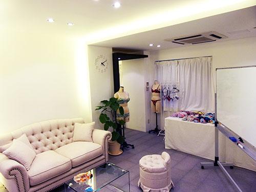 あえて狭い店舗で下着の悩みを聞く