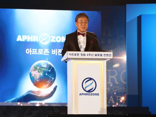 あいさつする金奉俊会長