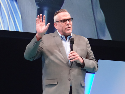 あいさつするピーター・デールGM