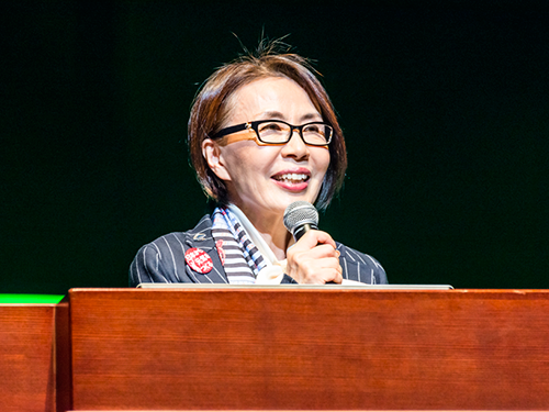 あいさつする和田佳子社長