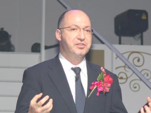 あいさつするベジット・イディアス会長