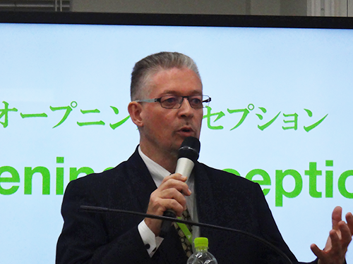 あいさつするマイケル・アレン社長