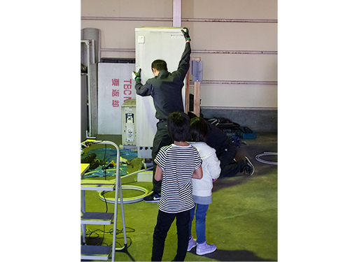 家族も見守る中、施工技術を競う