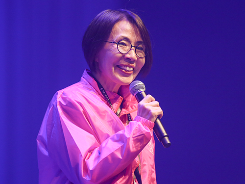 あいさつする和田佳子社長