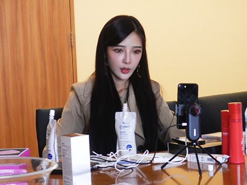 ３月２４日、ＫＯＬのシュエイ・ビン・ユエがＴＯＫＹＯ　ＭＸから中国向けに動画を生配信し、化粧品を販売した