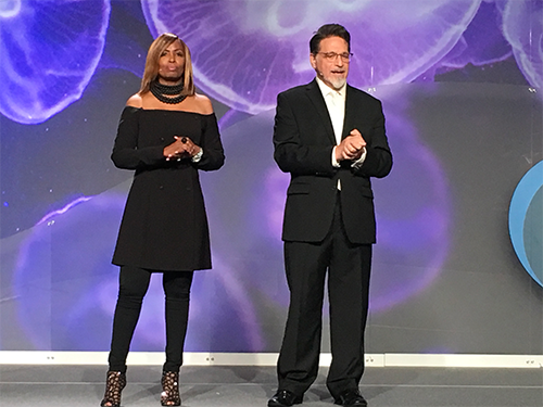 司会進行役のジョセフ・マリアーノ会長とトレイシー・リー・バートン氏