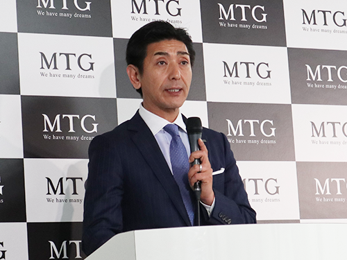 記者会見で成長戦略を説明する松下剛社長