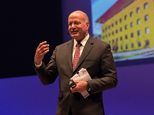 あいさつするフィル・ウェルチ社長