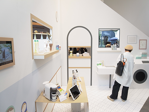 家の中にいるような雰囲気でシーン別に展示