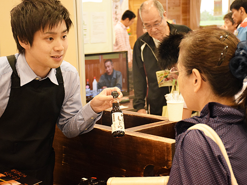 会場は会員と生産者の触れ合いの場に