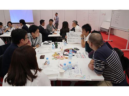 班に分かれて成果を共有