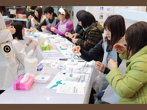 来場者が化粧品作りをする様子