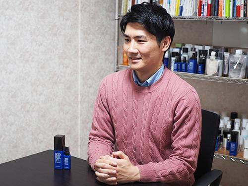 商品開発について語る徳山正一社長