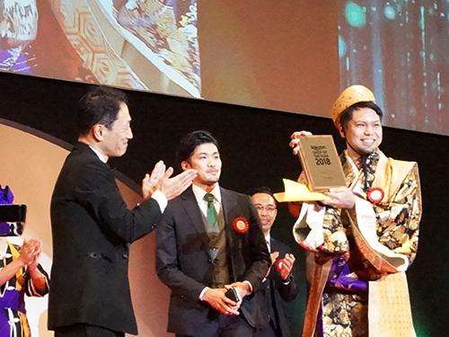 総合賞10位に入った「サプリ専門ＳＨＯＰシードコムス」は派手な衣装で登壇