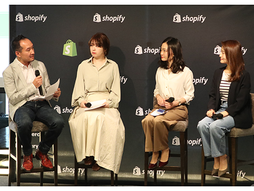 トークセッションの様子。写真左からＳｈｏｐｉｆｙ　Ｊａｐａｎの徳満泰彰パートナーシップ兼事業開発部長、ＲｉＬｉの渡辺麻翔ＣＥＯ、ｎｅｗｎの清水葵氏、田中絢子氏