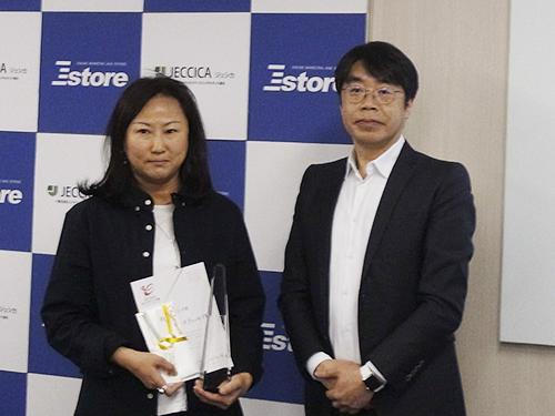 ダイヤモンド賞を受賞した「テイラースティッチ」を運営するトランスコスモスの長尾真美マネジャー（写真左）とJECCICAの川連一豊代表理事