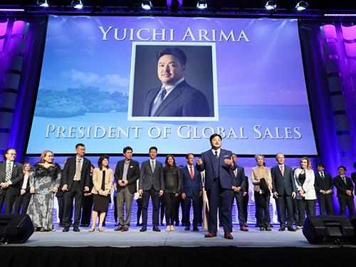 クロージングスピーチを行う有馬裕一グローバルセールス本部長（写真中央）