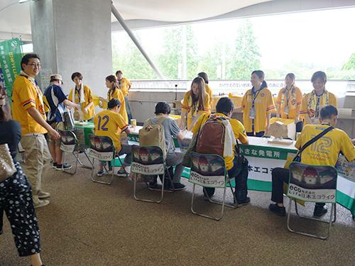 イベントブースでは社員が対応に追われた