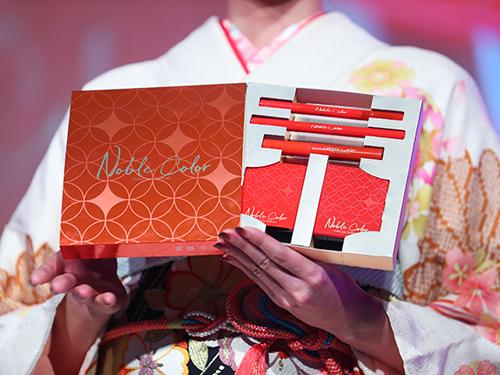 限定セットの「ノーブルカラー　メイクアップセット」