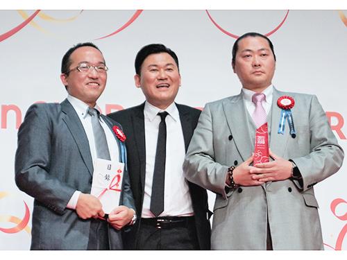 楽天の三木谷浩史社長（写真中央）と総合グランプリを受賞したＭＯＡの大西剛取締役（同右）、城守豪マネージャー