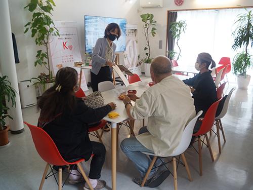 会員と交流を図る、沖縄支店長の玉那覇愛美氏（写真中央）