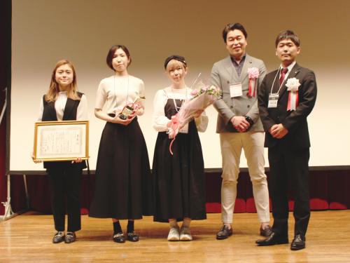 イーコマース事業協会の岡村篤会長（写真右）とグランプリを受賞した「ブラデリスニューヨーク」のメンバー