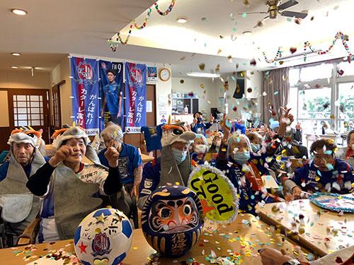 高齢者施設ではパブリックビューイングを実施