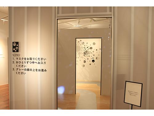 カメラが設置された特別なトンネルを通る