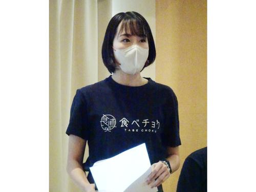 あいさつする秋元里奈社長