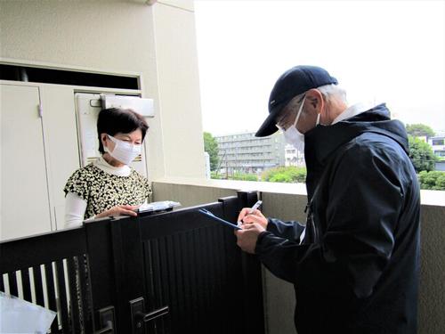 配送スタッフが顧客宅を訪問