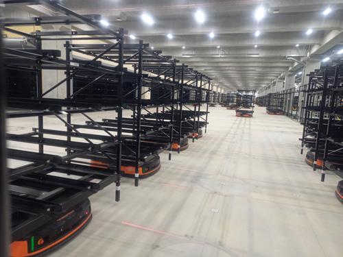 増築棟2階、AGVが棚を自動で動かす