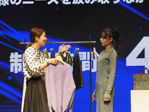 ユーチューバーのなごみ（写真右）を接客する仲さん